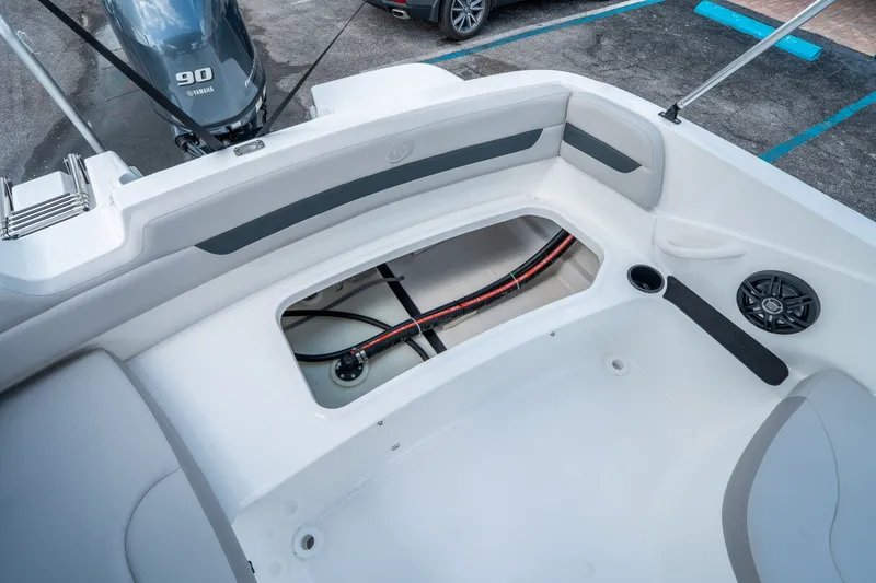 Slide: The Image of Hurricane SunDeck Sport 185 OB 2026 - 13