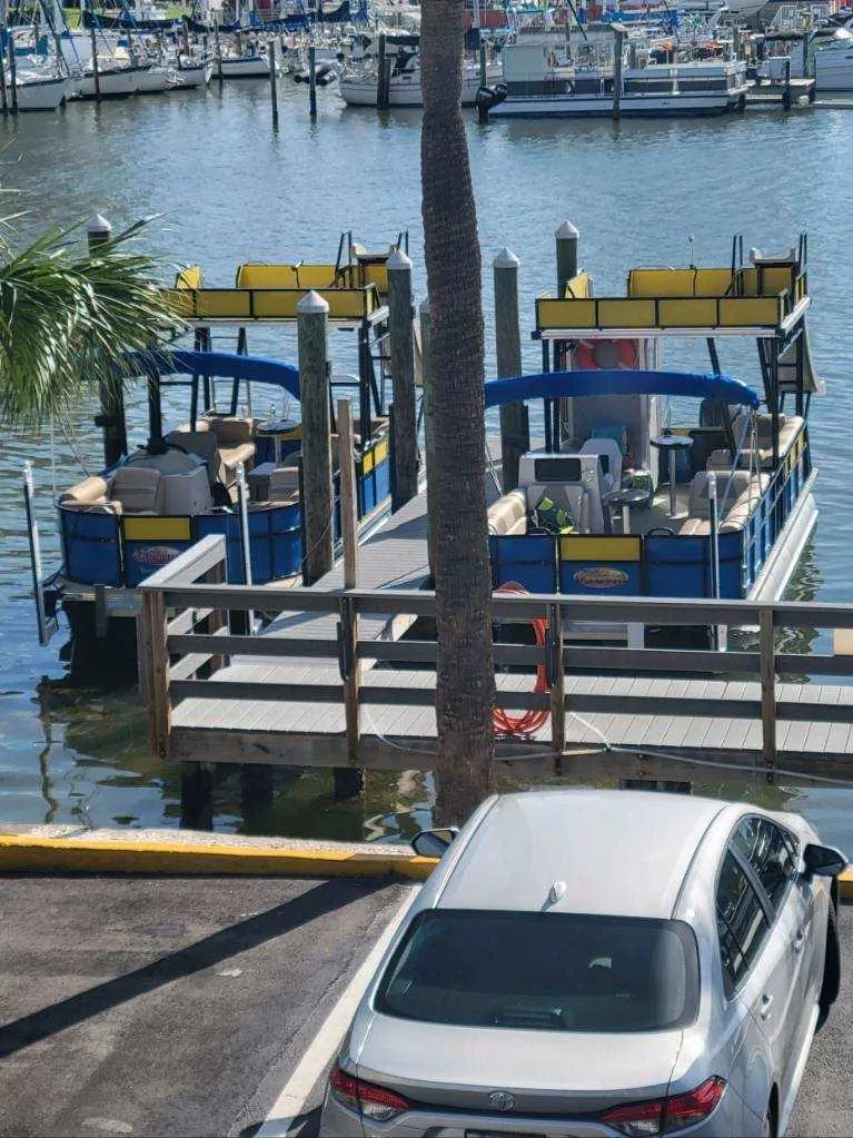 Slide: The Image of Capacity label for 2021 Bahama 240 Tritoon Coral Reef, 15 persons or 3000 lbs. - 8