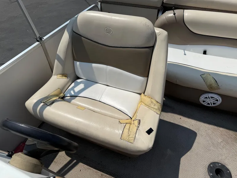 Slide: The Image of Worn seating on a 2000 Sun Tracker PARTY BARGE 25 pontoon boat. - 15