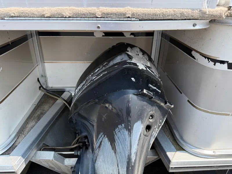 Slide: The Image of Damaged outboard motor on a 2000 Sun Tracker PARTY BARGE 25 pontoon boat. - 5