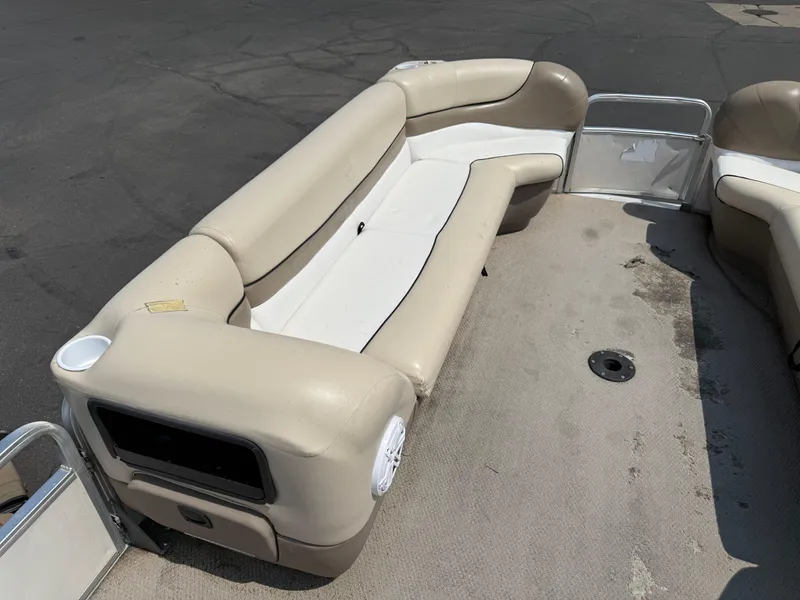 Slide: The Image of 2000 Sun Tracker PARTY BARGE 25 pontoon boat with beige seating and spacious deck. - 7