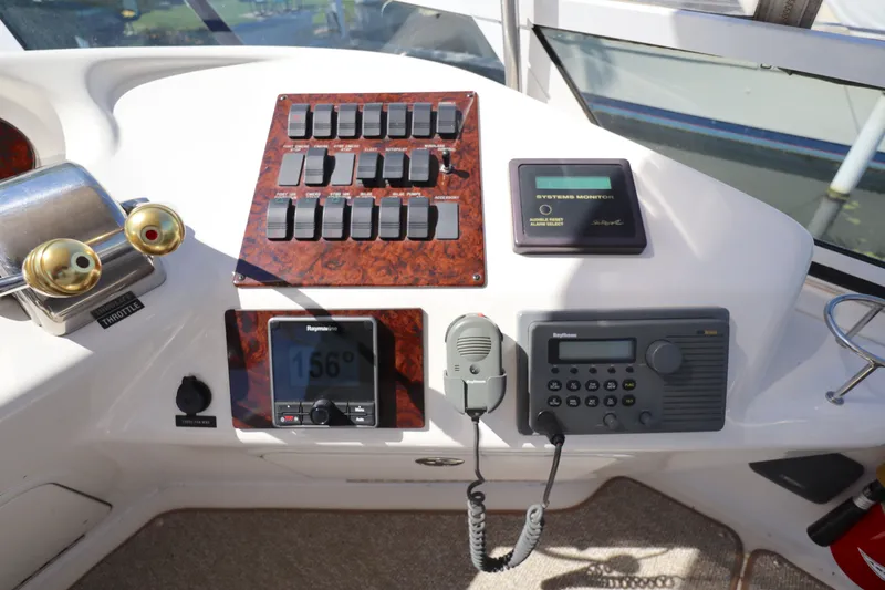 Slide: The Image of Sea Ray 400 Sedan Bridge 2001 - 15