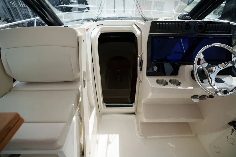 Slide: The Image of Boston Whaler 325 Conquest 2026 - 13