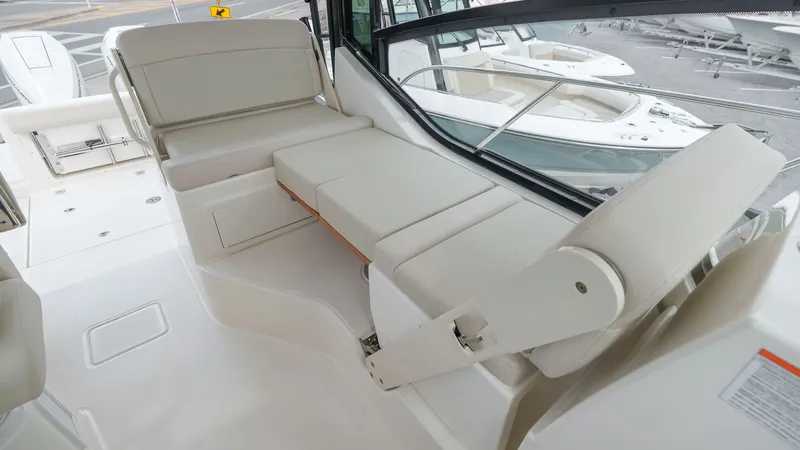 Slide: The Image of Boston Whaler 325 Conquest 2026 - 43