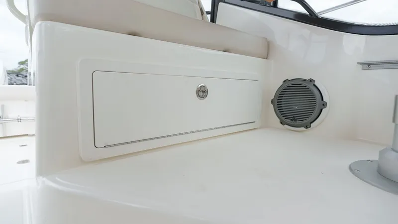 Slide: The Image of Boston Whaler 325 Conquest 2026 - 46