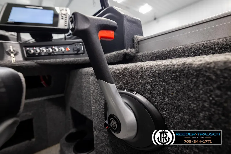 Slide: The Image of Control panel and throttle of 2022 Crestliner 1850 FISHHAWK boat interior. - 34
