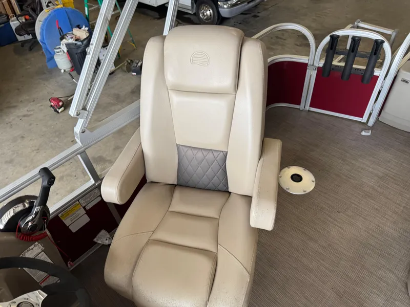 Slide: The Image of Captain's chair on 2021 Sun Tracker Fishin' Barge 20 DLX pontoon boat. - 13