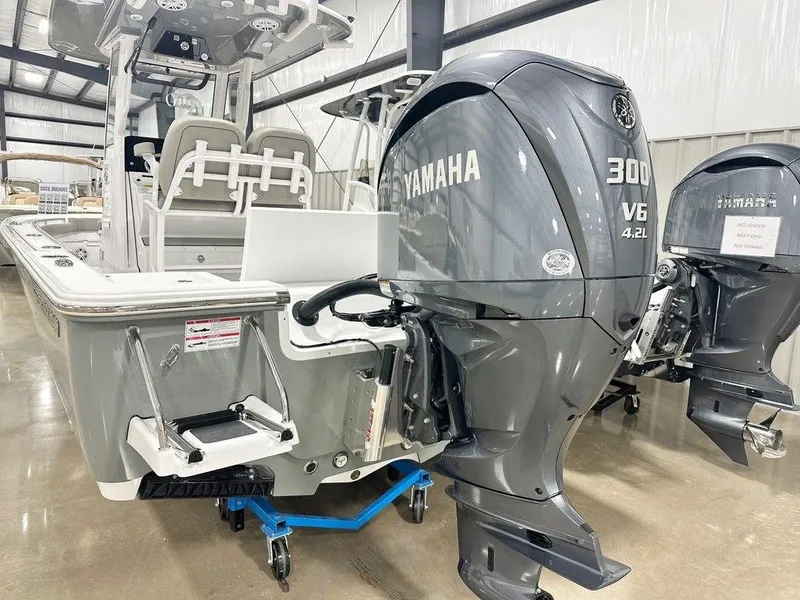 Slide: The Image of 2025 Sportsman MASTERS 247OE boat with Yamaha 300 V6 engine in showroom. - 15