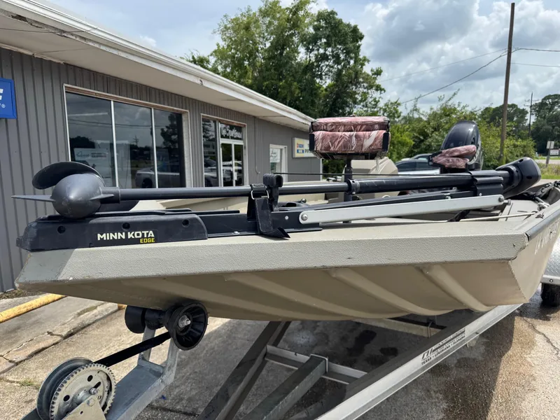 Slide: The Image of 2021 Alumacraft 2072 SC boat with Minn Kota Edge trolling motor on trailer. - 3