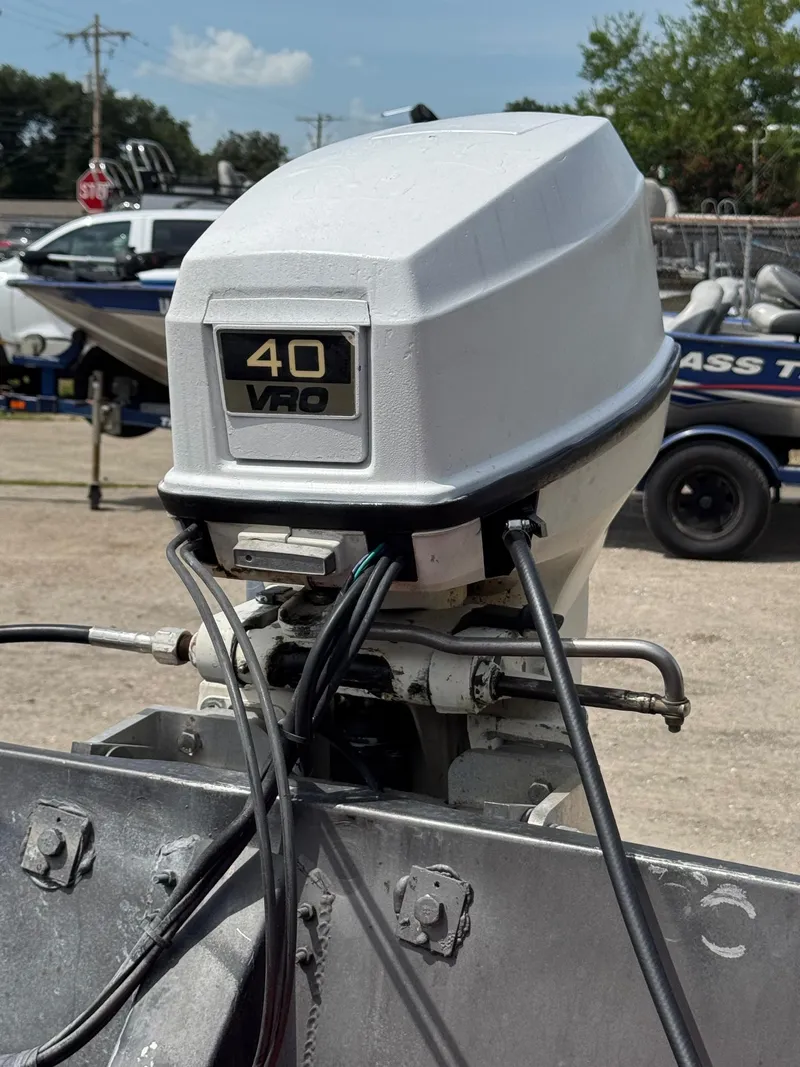 Slide: The Image of Outboard motor labeled "40 VRO" on a 1998 Xpress 15' boat. - 4