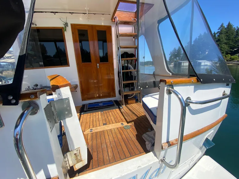 Slide: The Image of 1982 C & L Sea Ranger boat deck with wooden flooring and clear canopy. - 29