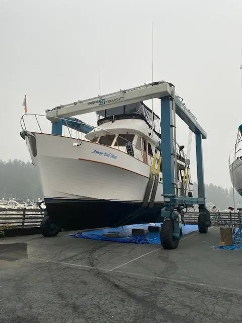 Slide: The Image of 1982 C & L Sea Ranger boat on a lift at a marina. - 4