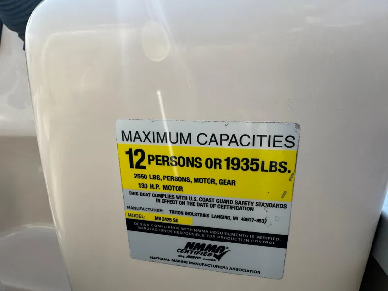 Slide: The Image of Capacity label on 2006 Manitou 24 Legacy boat, max 12 persons or 1935 lbs. - 15