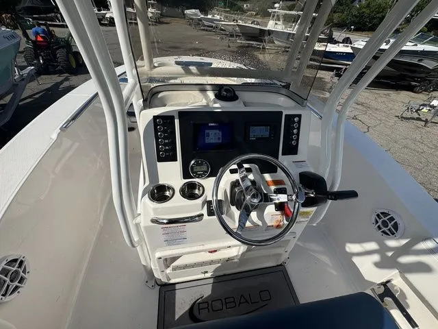 Slide: The Image of Robalo R202EX 2023 - 10