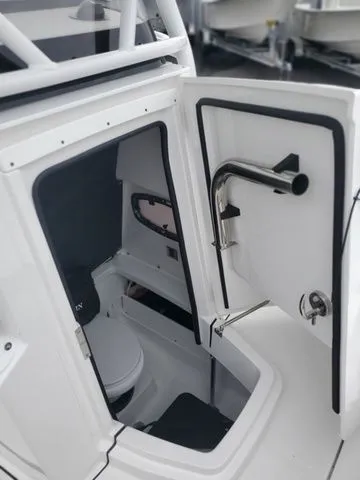 Slide: The Image of Blackfin 252CC 2024 - 10