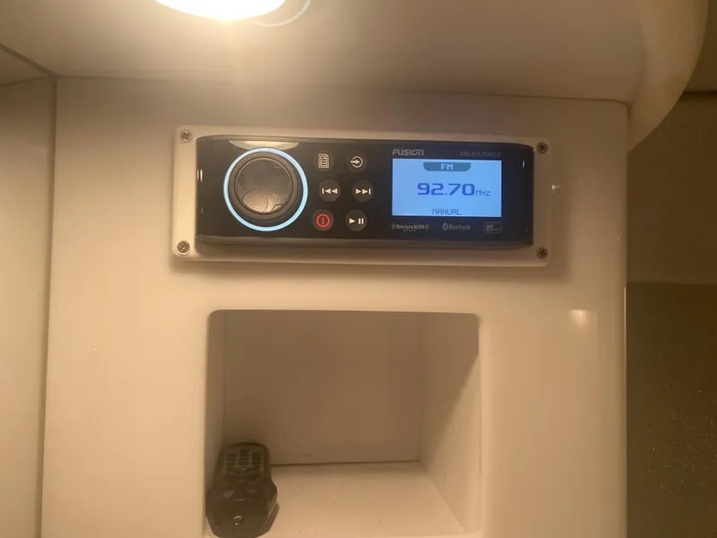 Slide: The Image of Boat stereo system in 2006 Formula 353 FASTech, displaying FM 92.70 MHz. - 26