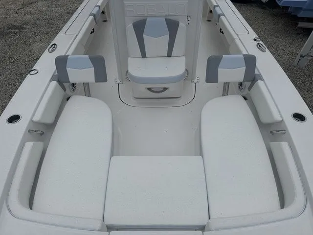Slide: The Image of Robalo 246 Cayman 2025 - 10