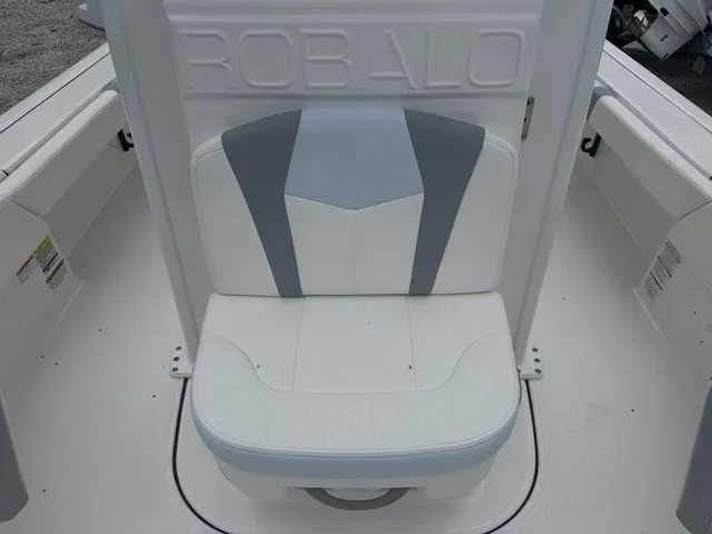 Slide: The Image of Robalo 246 Cayman 2025 - 11