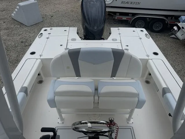 Slide: The Image of Robalo 246 Cayman 2025 - 12