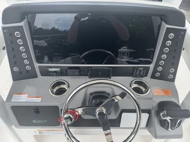 Slide: The Image of Robalo 246 Cayman 2025 - 18