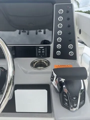 Slide: The Image of Robalo 246 Cayman 2025 - 19