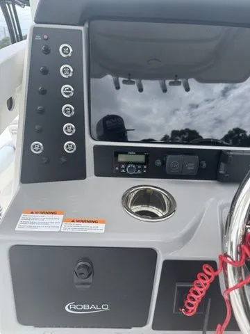 Slide: The Image of Robalo 246 Cayman 2025 - 20