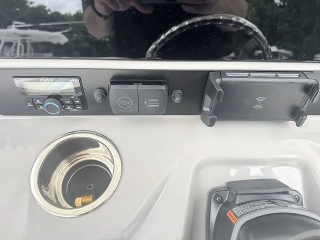 Slide: The Image of Robalo 246 Cayman 2025 - 21