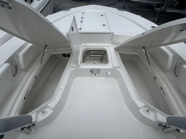 Slide: The Image of Robalo 246 Cayman 2025 - 23