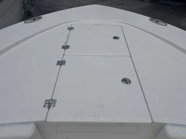 Slide: The Image of Robalo 246 Cayman 2025 - 24