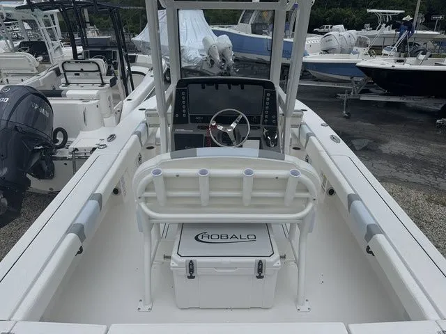 Slide: The Image of Robalo 246 Cayman 2025 - 4