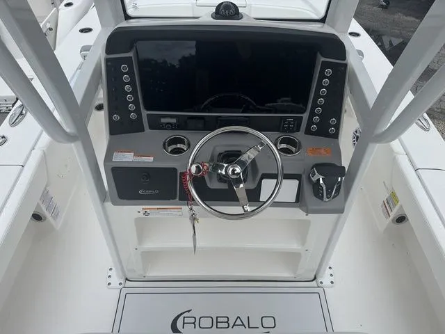 Slide: The Image of Robalo 246 Cayman 2025 - 5