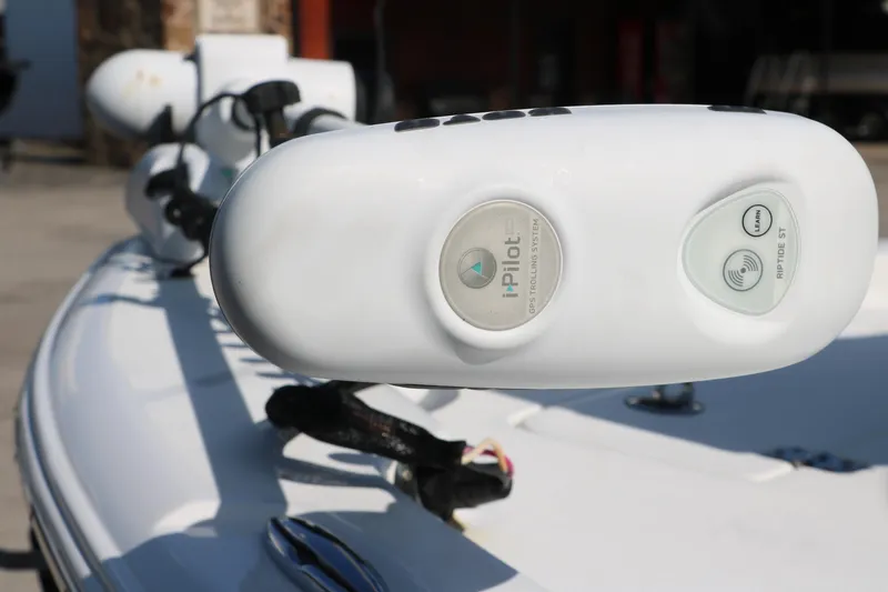 Slide: The Image of Close-up of iPilot GPS trolling motor on 2015 Sea Hunt BX22BR boat. - 14
