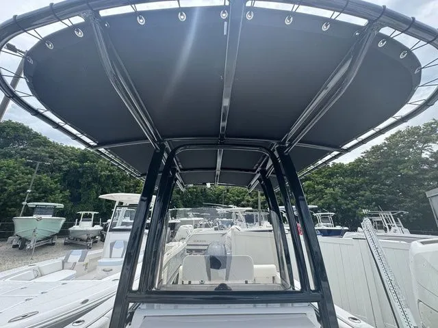 Slide: The Image of Robalo R222 2025 - 12