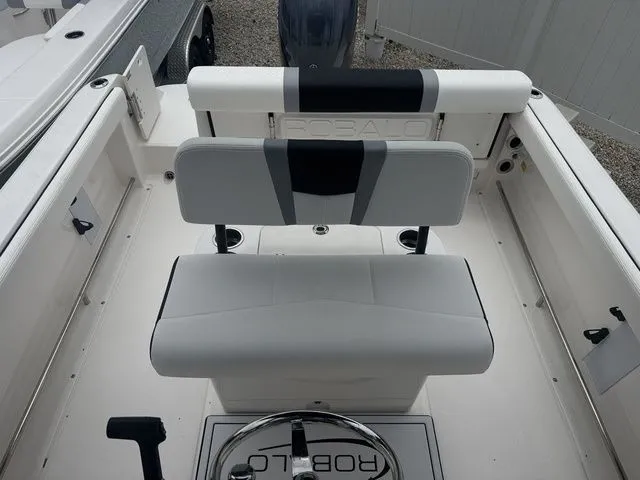 Slide: The Image of Robalo R222 2025 - 13