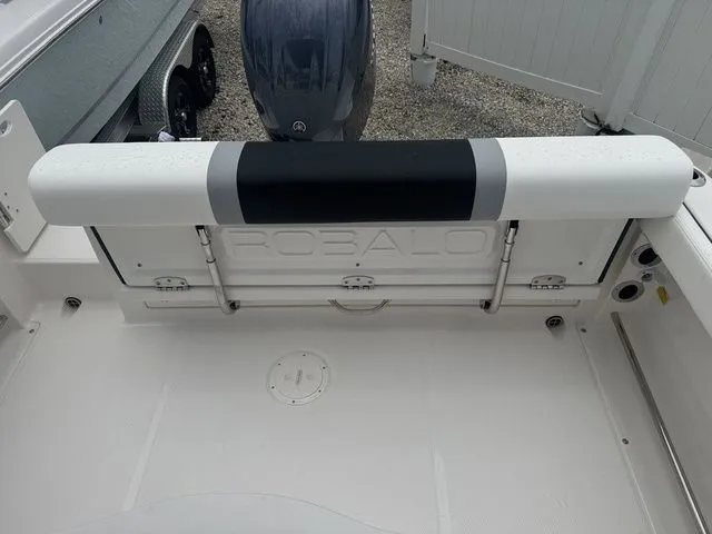 Slide: The Image of Robalo R222 2025 - 14