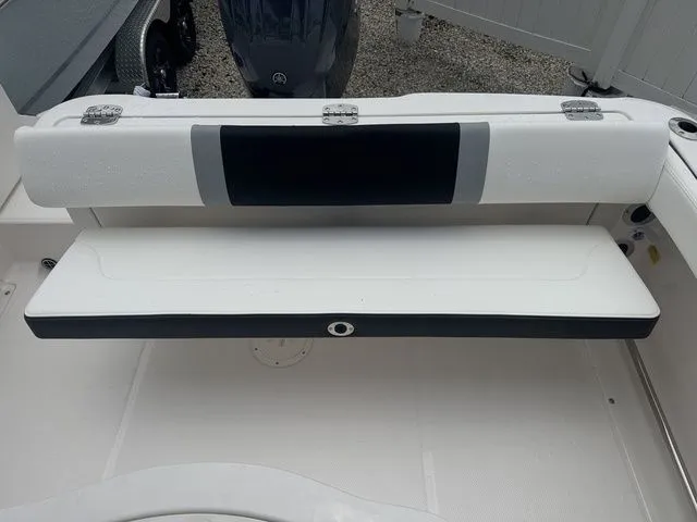 Slide: The Image of Robalo R222 2025 - 15