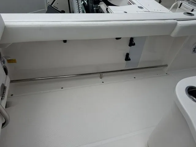 Slide: The Image of Robalo R222 2025 - 17