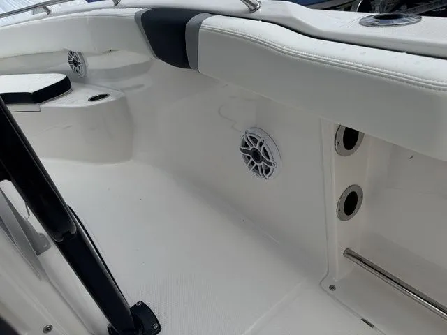 Slide: The Image of Robalo R222 2025 - 20