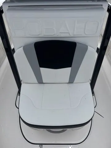 Slide: The Image of Robalo R222 2025 - 23