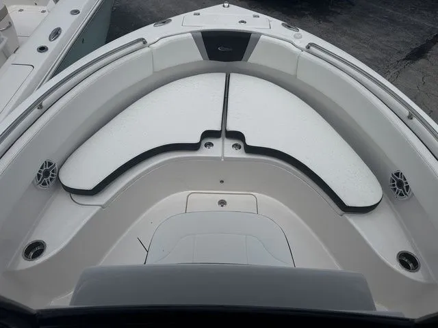 Slide: The Image of Robalo R222 2025 - 7