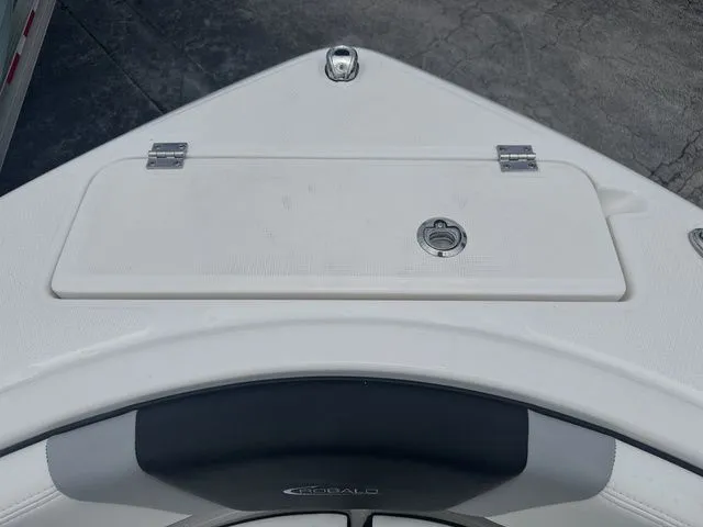 Slide: The Image of Robalo R222 2025 - 8