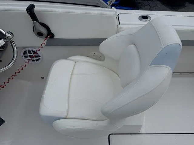 Slide: The Image of Robalo R207 Dual Console 2025 - 18