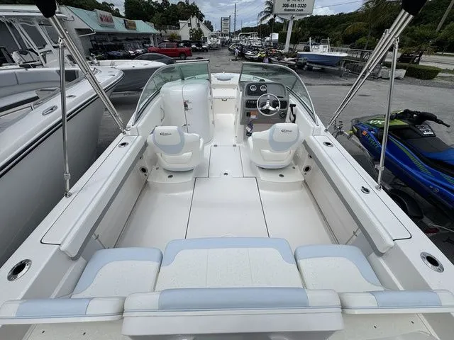 Slide: The Image of Robalo R207 Dual Console 2025 - 4