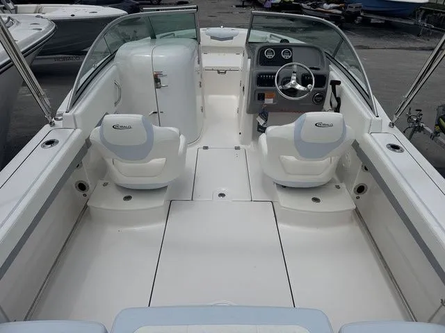 Slide: The Image of Robalo R207 Dual Console 2025 - 5