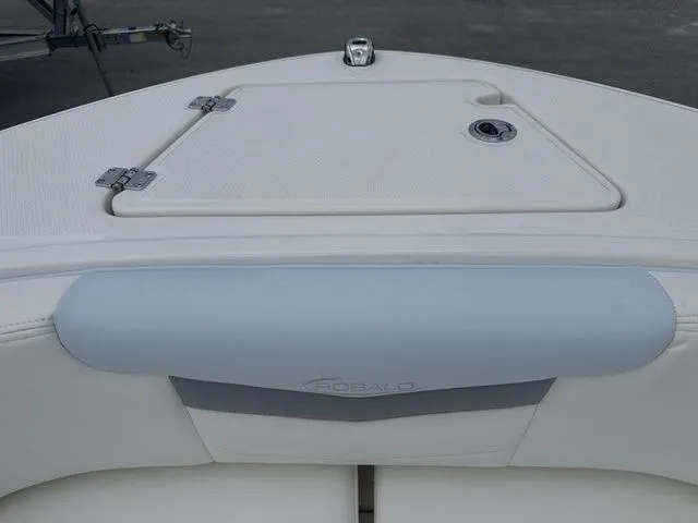 Slide: The Image of Robalo R207 Dual Console 2025 - 9