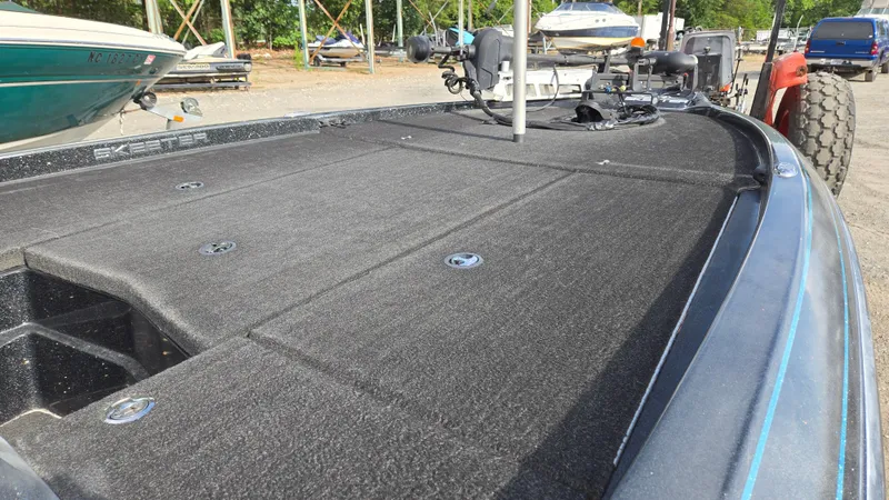 Slide: The Image of 2017 Skeeter ZX 250 boat deck, spacious and well-equipped for fishing. - 14