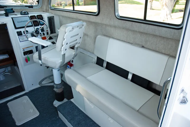 Slide: The Image of Parker 2530 Extended Sport Cabin 2014 - 8