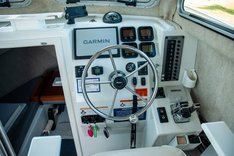 Slide: The Image of Parker 2530 Extended Sport Cabin 2014 - 9