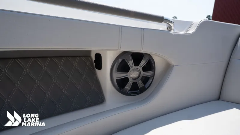 Slide: The Image of Sea Ray 250 SLX 2021 - 19