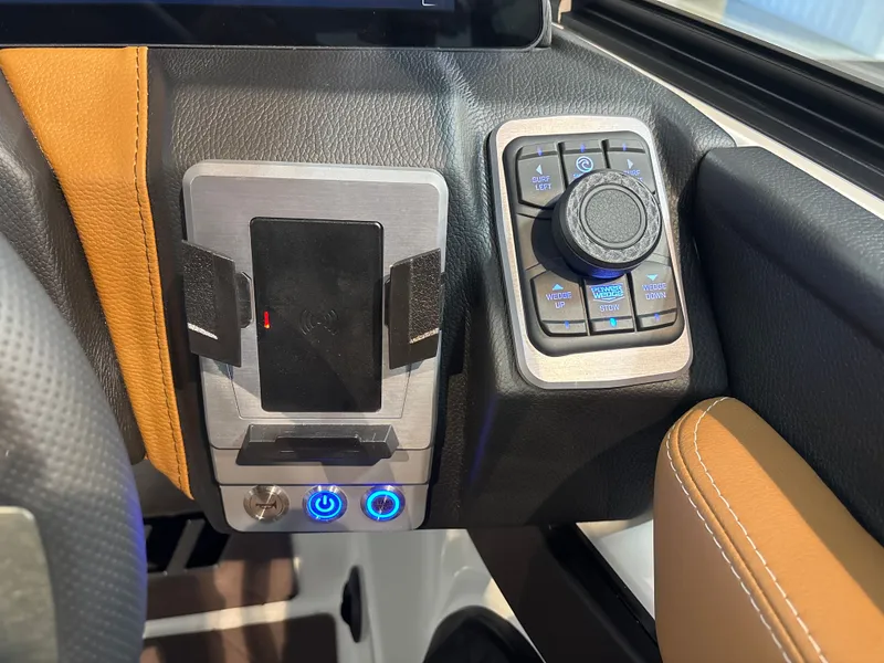 Slide: The Image of Malibu Wakesetter 23 LSV 2026 - 13